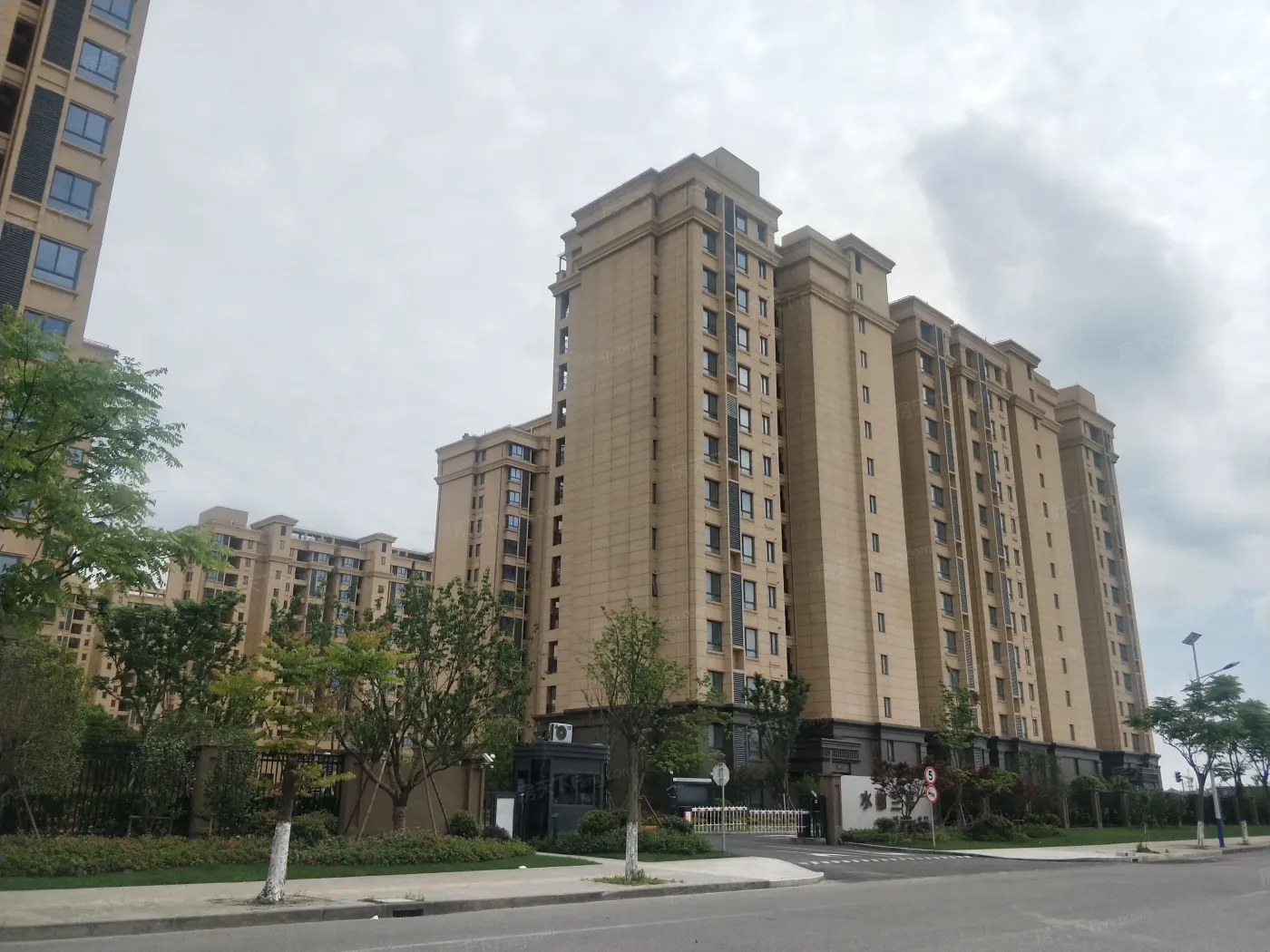 水榭兰亭位于奉贤区奉城镇,目前可售房源还剩582套,比较充足.