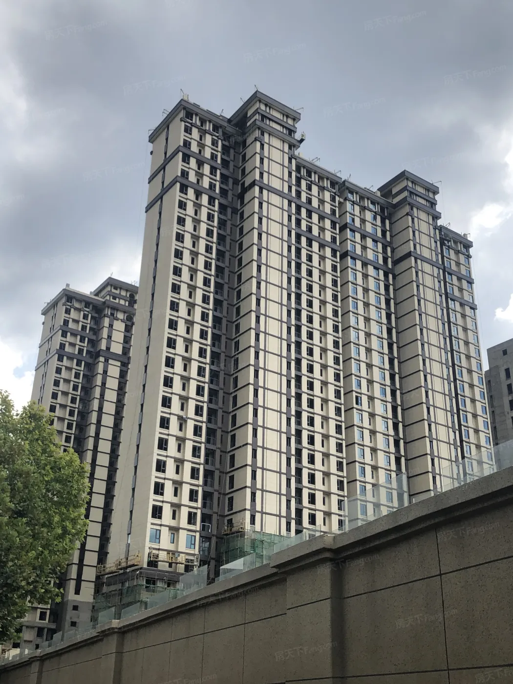 星湖湾及君怡公馆位于后湖大道和中一路交汇处,售楼处电话为