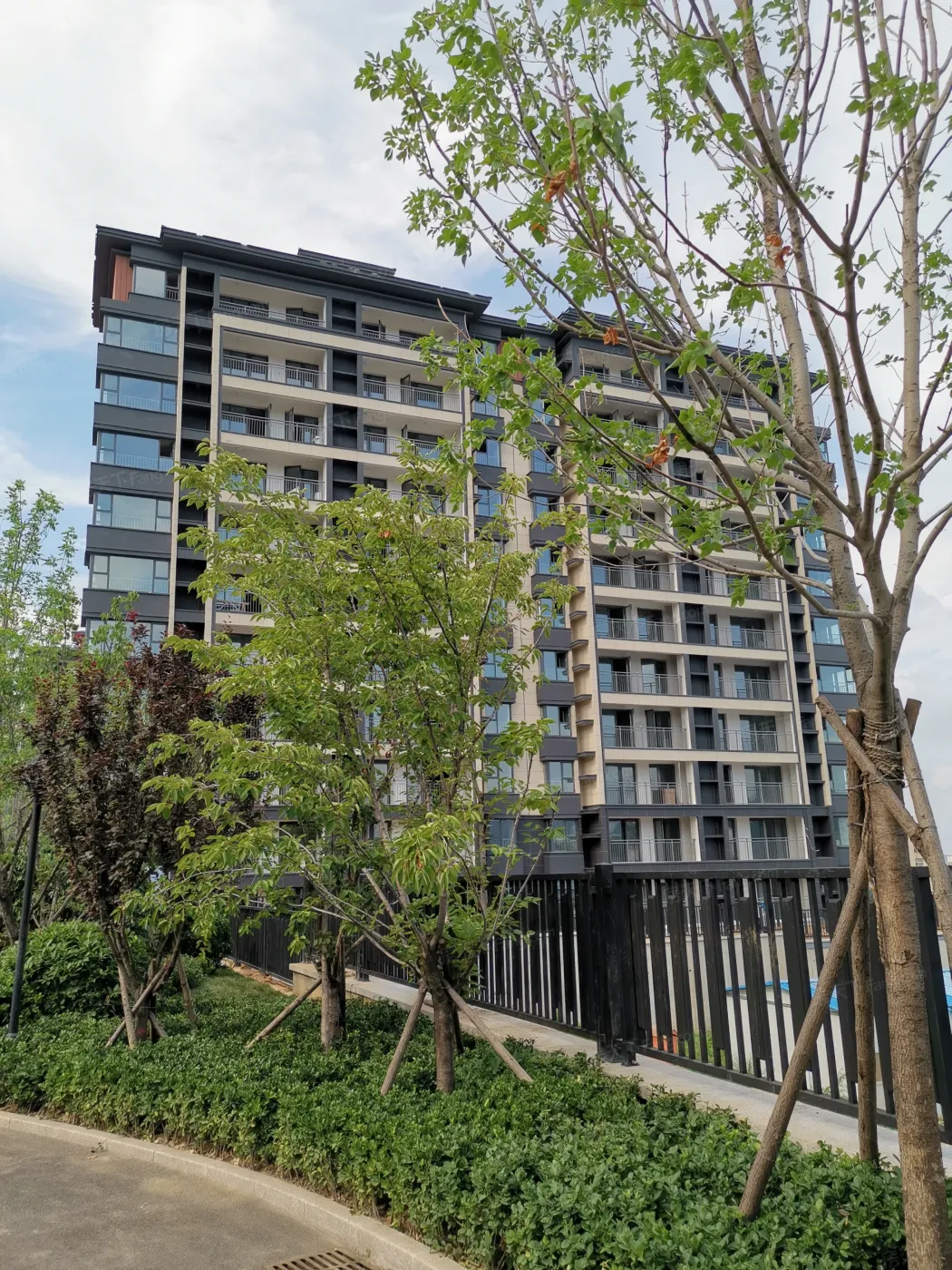 海信珠山小镇在售洋房叠拼