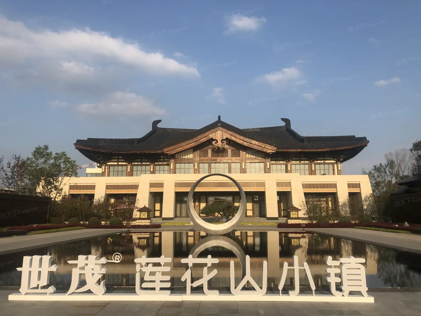 世茂莲花山小镇位于莲花山生态旅游度假区