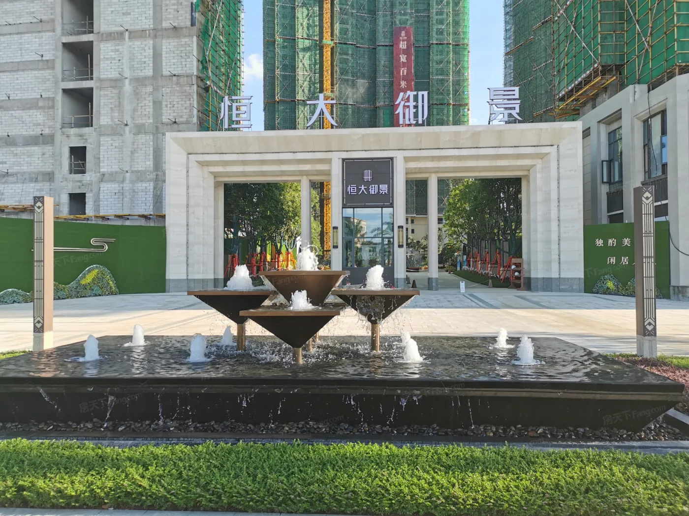 恒大御景位于阜沙镇聚福街9号,小区价格9000.