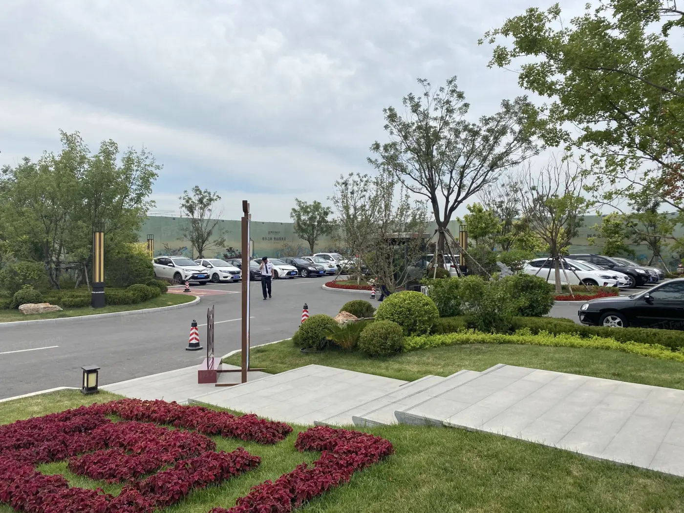 实景图:售楼处停车场实景图