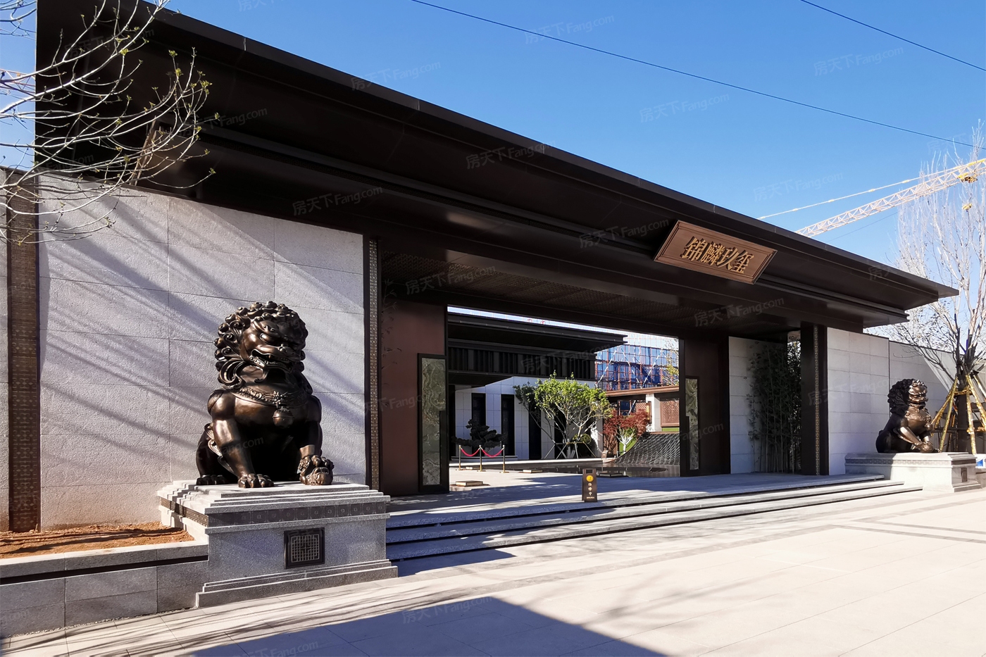 项目整体设计采用了新中式建筑风格,融合了东方国府礼序规制和中式