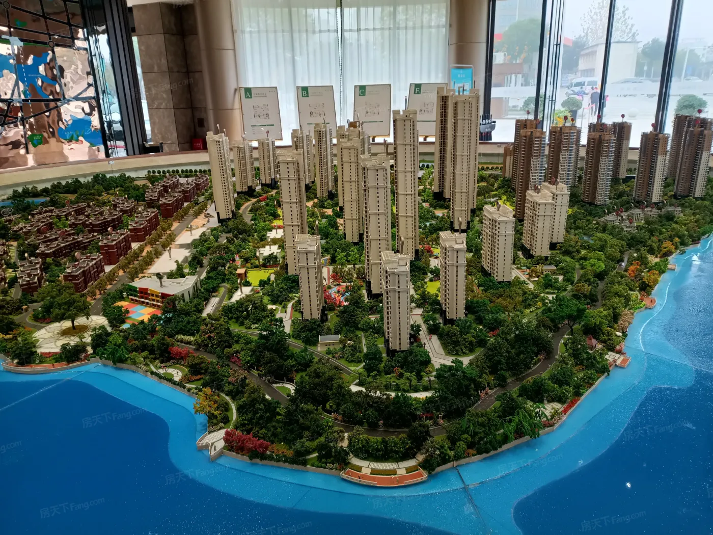 鹏湖湾位于:武汉市江夏区文化大道地铁7号线大花岭站d出口50米