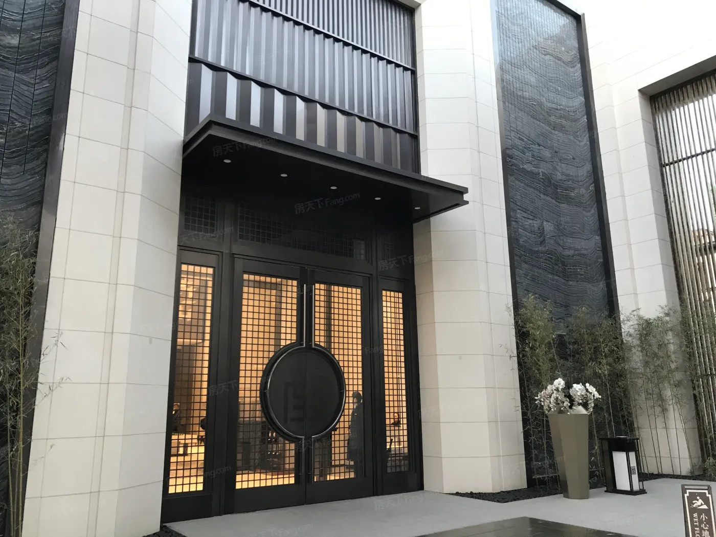 实景图:售楼处大门