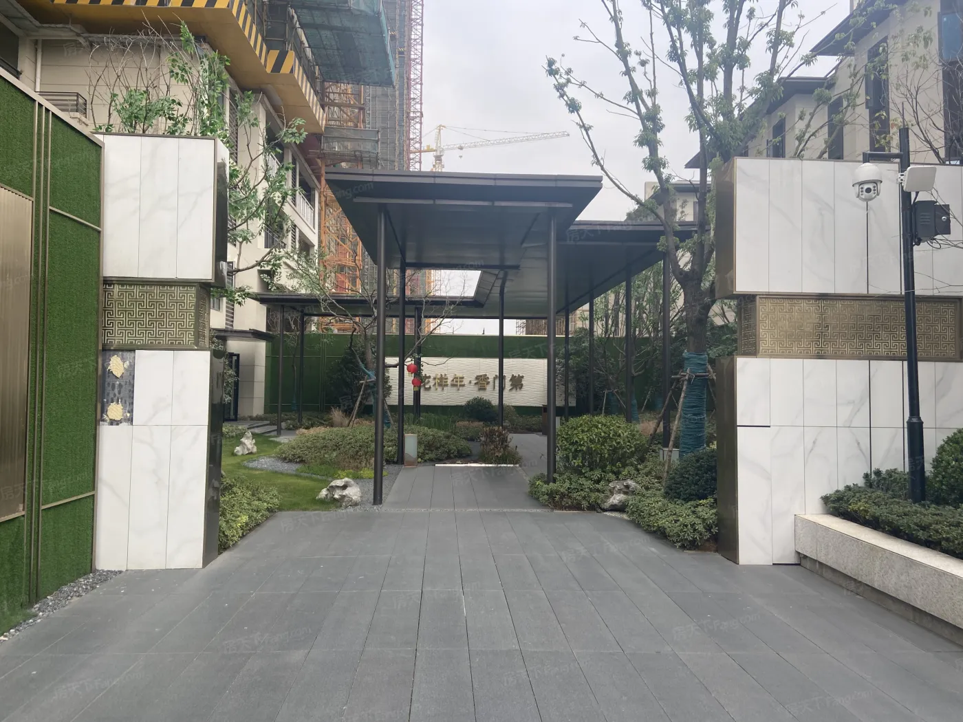 售楼处电话为:400-176-0760 转 602330花样年·香门第位于:国家级葛店