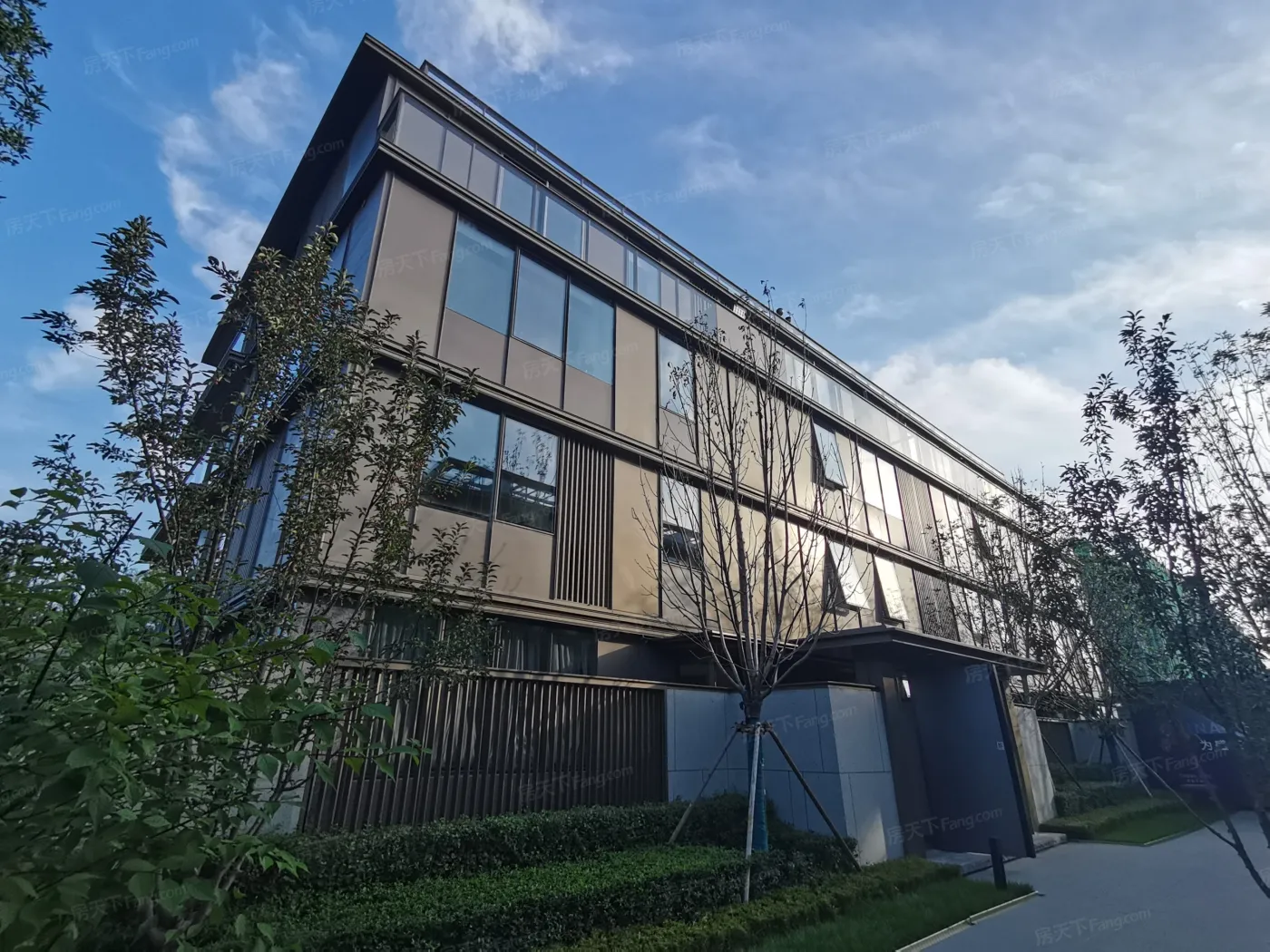 郡源·紫金桃源叠拼别墅产品外立面实景图