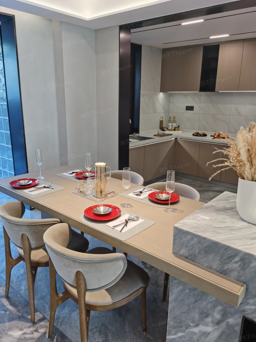 样板间:156平样板间餐桌