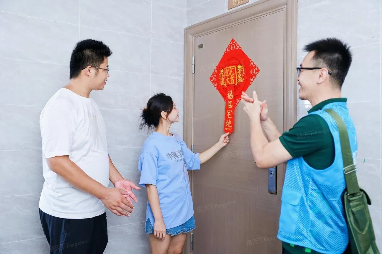 开门见财,寓意招财进宝,交付大吉贴福字,寓意福气临门,更有入户福袋安