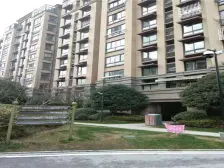 湖东三百多平的大别墅 全屋好装修200W 含两个车位 地下室