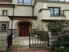 湖东希有将近四百平方的大别墅 装修300W 带大花园 诚售