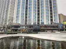 楼下地铁1号线金枫路站悠方华润万家,保养好