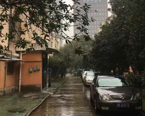 南商CBD繁华里,地铁口旁,户型方正,带20多平储藏室