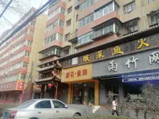 地铁沿线主干道,户型方正,衣食住行方便