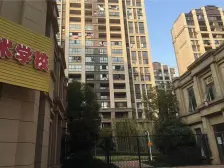 省政府旁,房东诚心出售,绿地悦城F区正规商品房