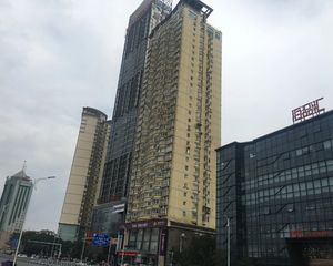 中山西路滨江首府(江西商会大厦)南北通透,采光好装修好,环镜优美近地铁周边匹套完善,,出行方便