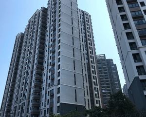 此套房子户型方正,中间楼层,阳台正看小区绿化风景好