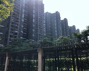 大品牌小区,配套完善,电梯洋房,精装修拎包可入住。