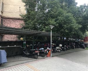 新源现代城南北通透,采光好装修好,环镜优美视野好,诚心出售