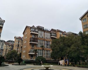 楼层好小区停车位多下楼就是公交站台