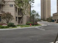 格局方正,两房朝南一房朝北 阳台落地窗,客厅宽敞