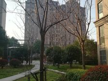 小区交通便利,小区环境好,精装修两房