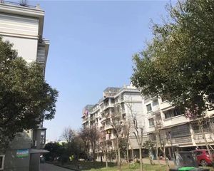 西湖新村中楼层户型方正阳光无遮挡房东诚心出售。