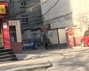 新装修未住过,南北通透两室,公共车棚,单独地下室