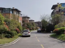 位于小区中心位置,南北通透 ,得房率高。