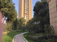 闻花香赏春意 地铁口 万宇御湖珺 池塘边楼幢 三面采光