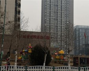 只需缴纳4%即可过户,楼下就是公交车站,菜市场