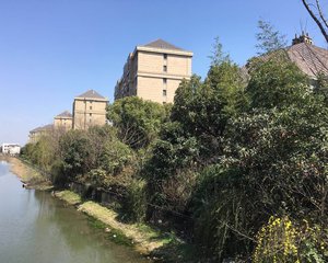 带露台,采光充足,大平层,主卧朝南,中式风格,小区中心位置
