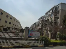 交通便利,一梯两户,主卧朝南,得房率高,南北通透,房型正气,顶楼房,精装修