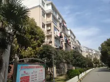 交通便利,一梯两户,主卧朝南,得房率高,南北通透,房型正气,顶楼房,精装修