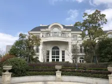 环境优美,客厅朝南,主卧朝南,小区中心位置