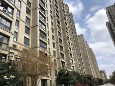 小区近地铁、人车分流、精装修。