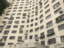 进地铁1号线共康站,旁边是万达商圈,三开间朝南
