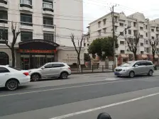 房子是朝南一室一厅,采光好,满五年,保养得不错