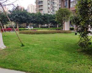 地铁首座3室1厅东南