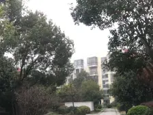 一梯两户,客厅朝南,小区入口附近,精装修,诚意出售