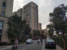 环境优美,客厅带阳台,品质小区,一梯两户,得房率高,主卧朝南,采光充足