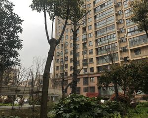 次新小区一梯一户配有一个独立车棚