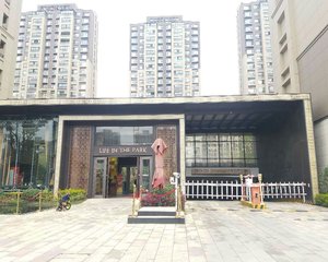 公园里一梯一户精装保养好中高楼层诚心出售