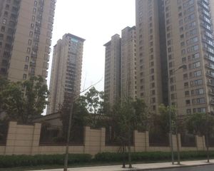 出售银亿新世境电梯房,精装修,户型方正