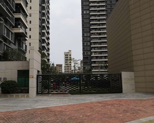 格局方正 面对小区花园 朝南采光好 交通方便
