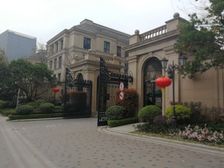 二年出一套三房横厅户型满五年带车位中间位置