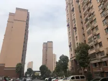 视野开阔,近万达,菜场200米,门口就是公交车站