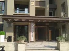 彩云湖旁的次新房轻轨房跃层四房