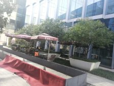 房子装修保养好,家具家电配置高档,近看东方之门