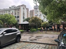 三峰公寓小区中庭,顶加阁复式楼,有露台采光好方便晒